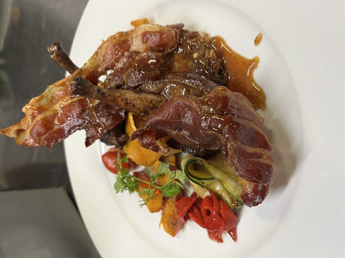 Pièce de canard, lard grillé et légumes rôtis