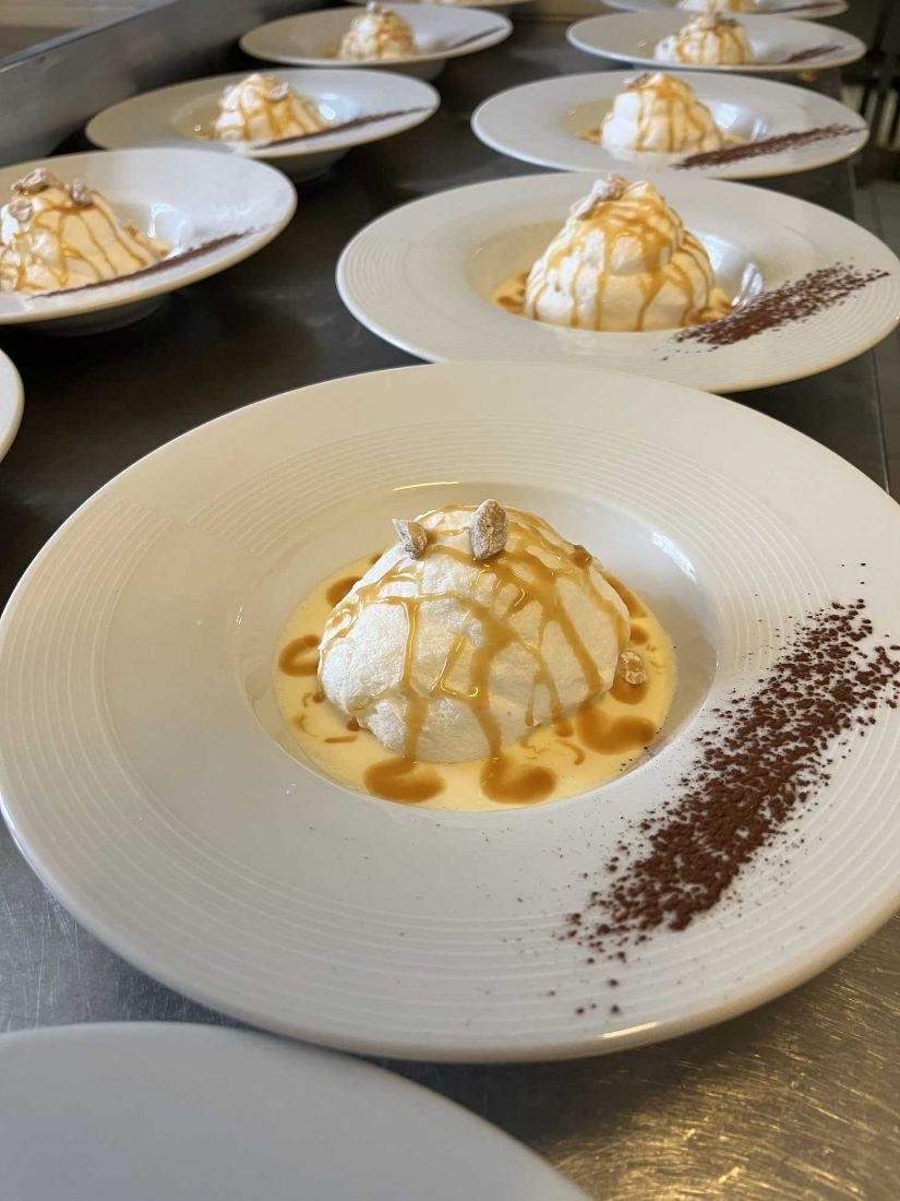 Desserts prêts à partir en salle : meringue, caramel et cacao
