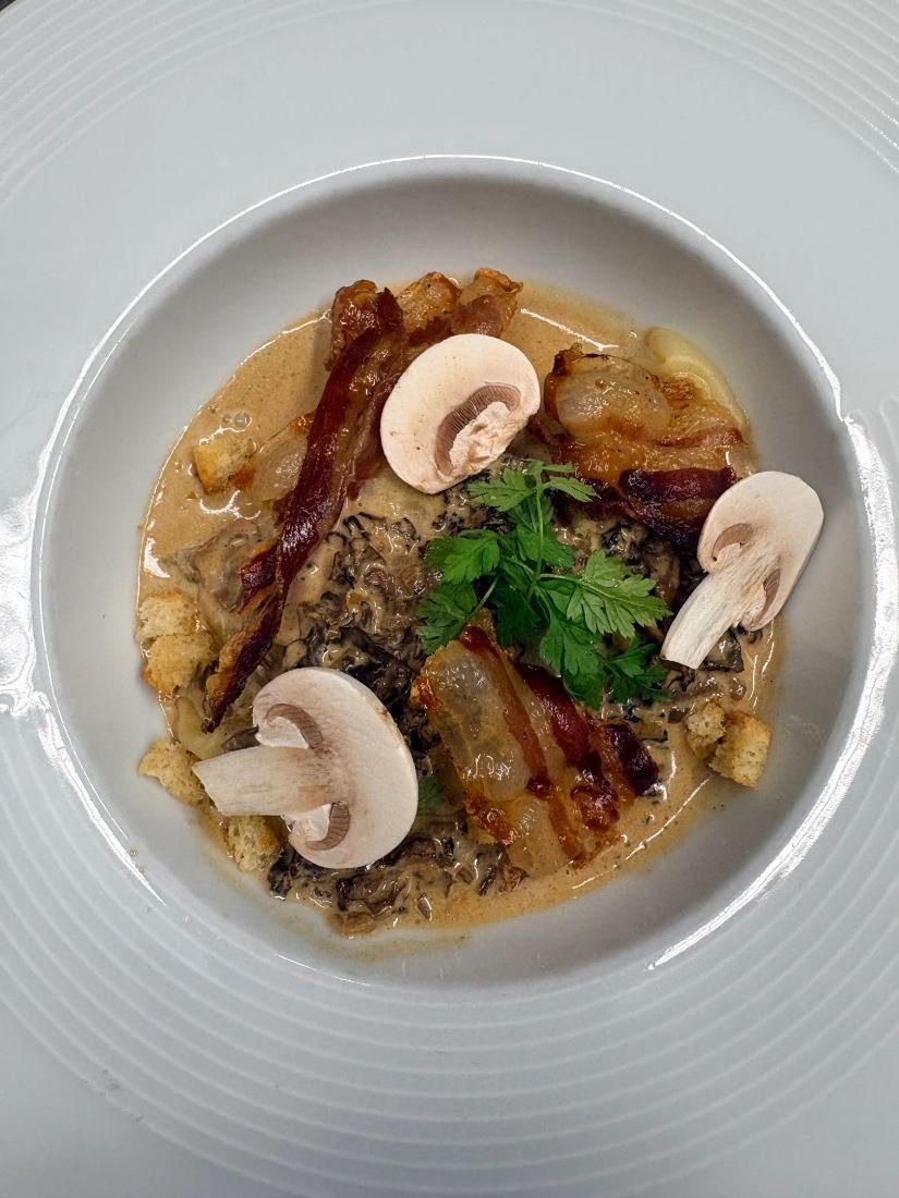 Raviole aux champignons, ventrèche croustillante