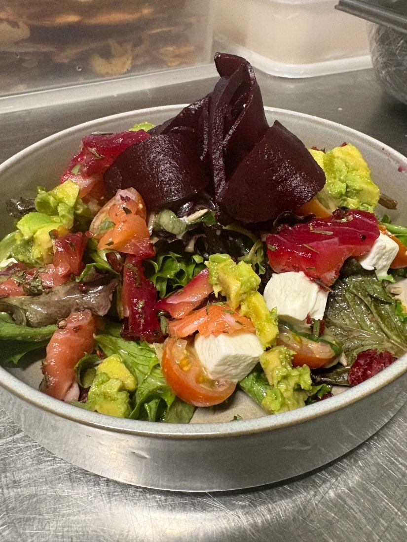 Salade composée, betterave, saumon et fromage frais