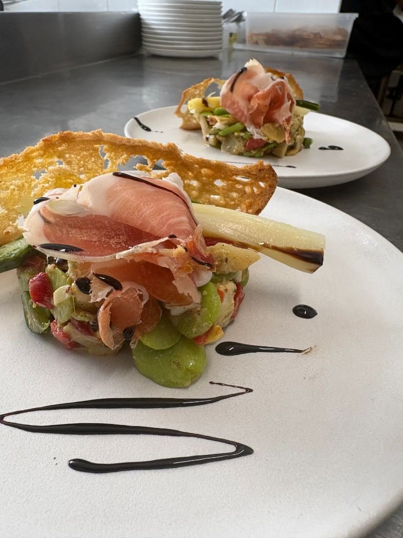 Tartare de légumes, jambon cru et tuile croustillante
