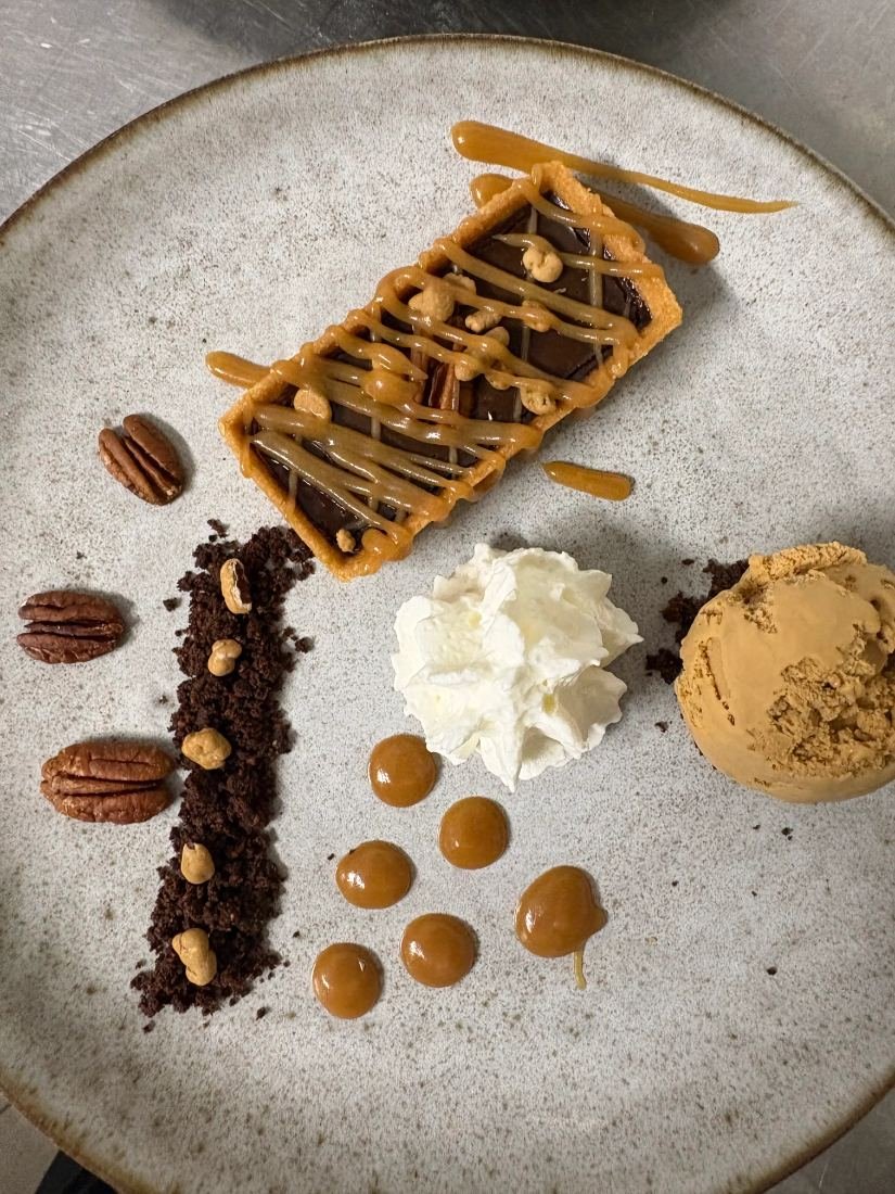 Tarte fine aux noix de pécan, glace et caramel