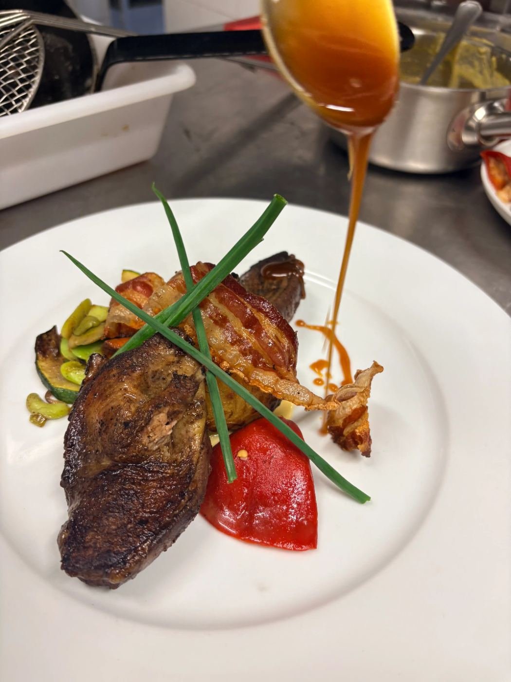 Pièce de viande, jus au caramel, légumes du moment