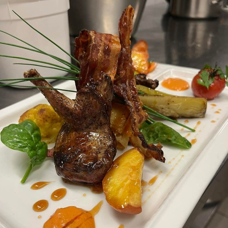 Volaille rôtie, lard croustillant, pommes confites et jus